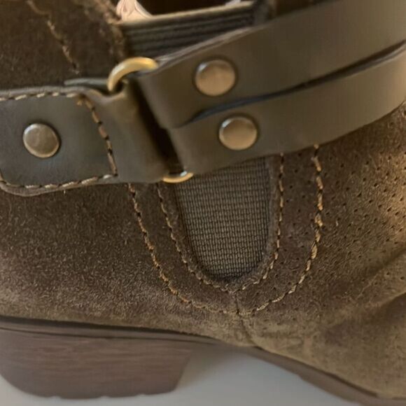 Earth Origins Oakland Odel Olive Green Side Zip Slip On Suede Booties Sz 7 NWOB - Picture 15 of 15